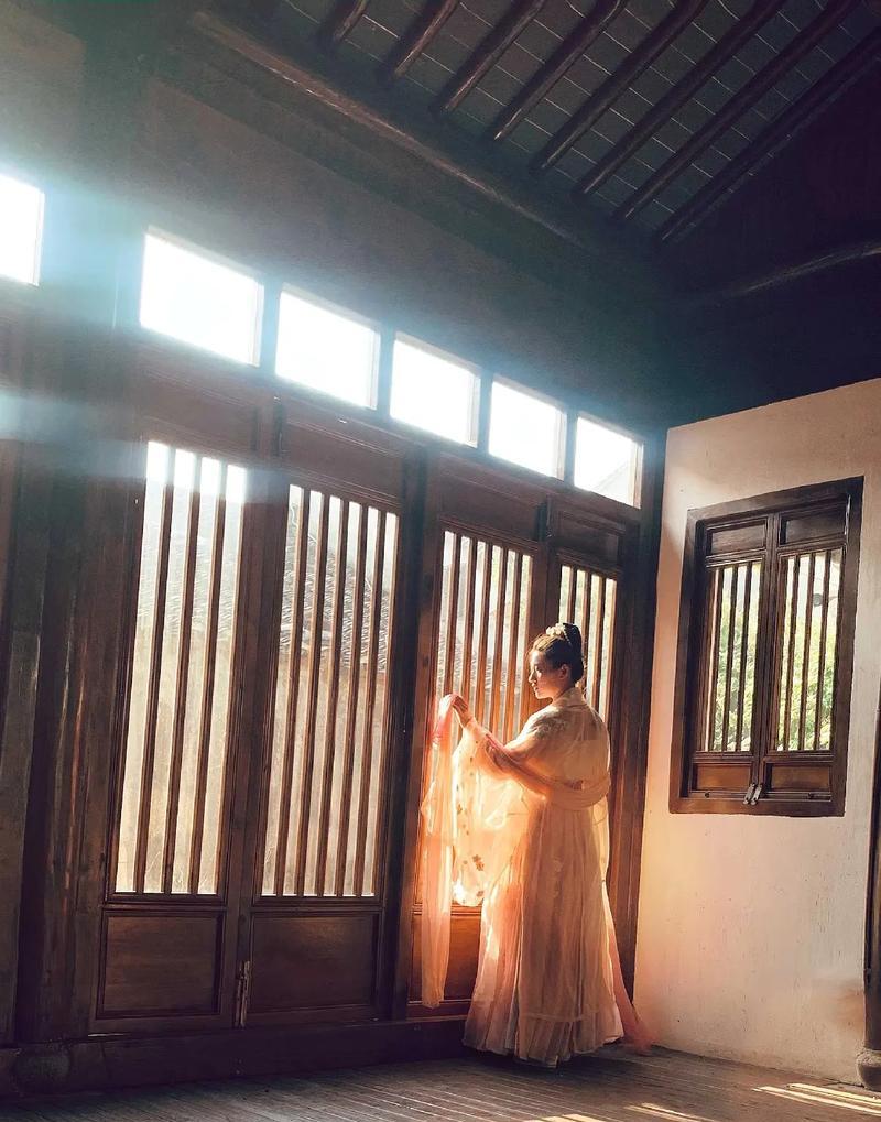 《谪仙瑶妹出装攻略》（瑶妹出装推荐与技巧）(谪仙瑶宫难留小说)