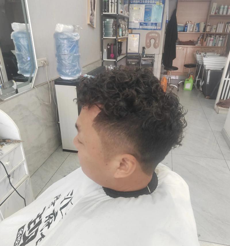 拥有时尚造型尽在副本攻略男生烫发（为你推荐的男生烫发造型，让你成为焦点！）(时尚造型有哪些)